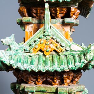 Een uitzonderlijke grote Chinese sancai-geglazuurde pagode met inscripties, gedateerd 1550, Ming — foto 29