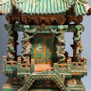 Een uitzonderlijke grote Chinese sancai-geglazuurde pagode met inscripties, gedateerd 1550, Ming — foto 3