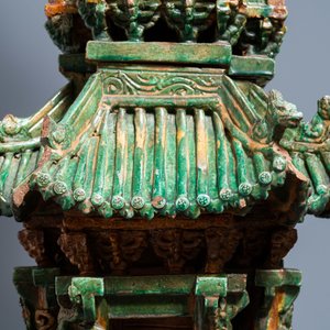 Een uitzonderlijke grote Chinese sancai-geglazuurde pagode met inscripties, gedateerd 1550, Ming — foto 31