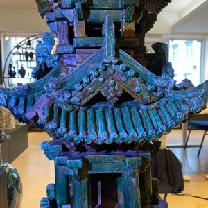 Een uitzonderlijke grote Chinese sancai-geglazuurde pagode met inscripties, gedateerd 1550, Ming — foto 48