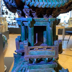 Een uitzonderlijke grote Chinese sancai-geglazuurde pagode met inscripties, gedateerd 1550, Ming — foto 49