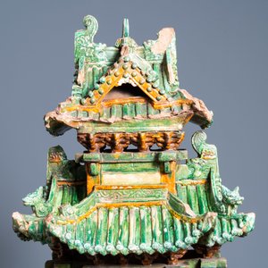 Een uitzonderlijke grote Chinese sancai-geglazuurde pagode met inscripties, gedateerd 1550, Ming — foto 5
