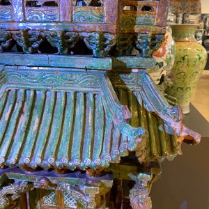 Een uitzonderlijke grote Chinese sancai-geglazuurde pagode met inscripties, gedateerd 1550, Ming — foto 58