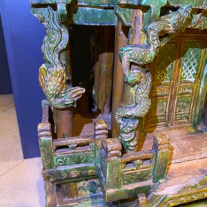 Een uitzonderlijke grote Chinese sancai-geglazuurde pagode met inscripties, gedateerd 1550, Ming — foto 59