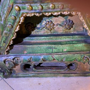 Een uitzonderlijke grote Chinese sancai-geglazuurde pagode met inscripties, gedateerd 1550, Ming — foto 62