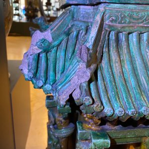 Een uitzonderlijke grote Chinese sancai-geglazuurde pagode met inscripties, gedateerd 1550, Ming — foto 63