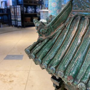 Een uitzonderlijke grote Chinese sancai-geglazuurde pagode met inscripties, gedateerd 1550, Ming — foto 73