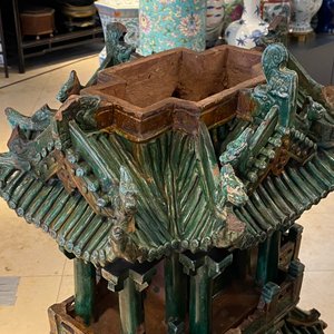 Een uitzonderlijke grote Chinese sancai-geglazuurde pagode met inscripties, gedateerd 1550, Ming — foto 81