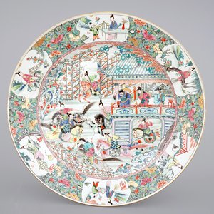 Een uitzonderlijke grote famille rose schotel met amazones te paard, Yongzheng, 1722-1735 — foto 1