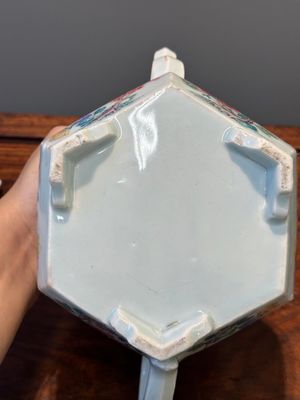 Een uitzonderlijke grote zeshoekige Chinese famille rose theepot met deksel, Yongzheng — foto 18