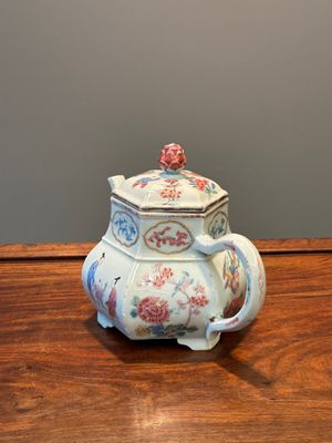 Een uitzonderlijke grote zeshoekige Chinese famille rose theepot met deksel, Yongzheng — foto 2