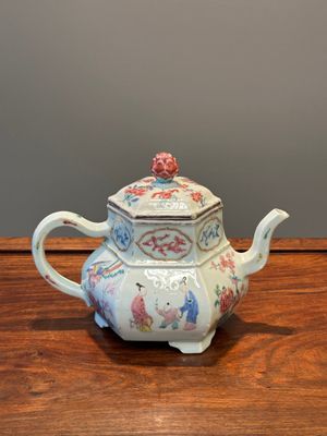 Een uitzonderlijke grote zeshoekige Chinese famille rose theepot met deksel, Yongzheng — foto 4