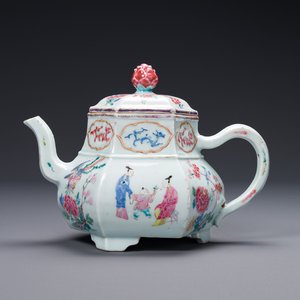 Een uitzonderlijke grote zeshoekige Chinese famille rose theepot met deksel, Yongzheng — foto 1