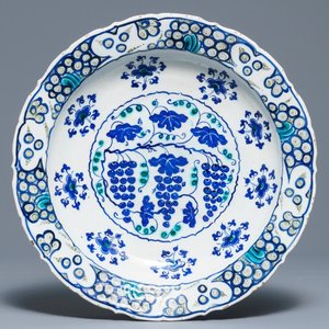Een uitzonderlijke Iznik schotel met druivenranken, Turkije, 3e kwart 16e eeuw — foto 1