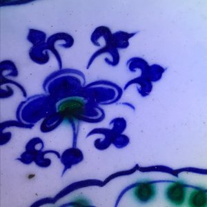 Een uitzonderlijke Iznik schotel met druivenranken, Turkije, 3e kwart 16e eeuw — foto 7