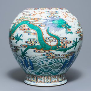 Een uitzonderlijke keizerlijke Chinese doucai vaas met draken, Qianlong zegelmerk en periode — foto 1