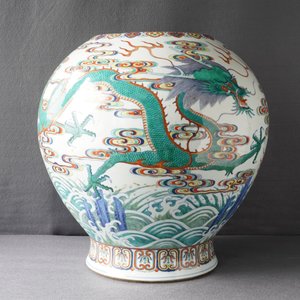 Een uitzonderlijke keizerlijke Chinese doucai vaas met draken, Qianlong zegelmerk en periode — foto 36