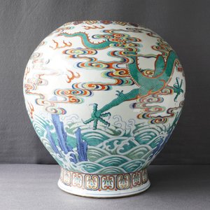 Een uitzonderlijke keizerlijke Chinese doucai vaas met draken, Qianlong zegelmerk en periode — foto 37