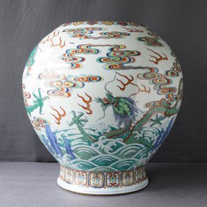 Een uitzonderlijke keizerlijke Chinese doucai vaas met draken, Qianlong zegelmerk en periode — foto 39