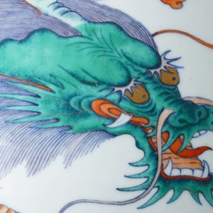 Een uitzonderlijke keizerlijke Chinese doucai vaas met draken, Qianlong zegelmerk en periode — foto 42