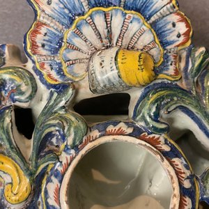 Een uitzonderlijke polychrome Delftse zakhorlogehouder, gedateerd 1772 — foto 16