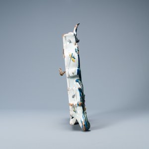 Een uitzonderlijke polychrome Delftse zakhorlogehouder, gedateerd 1772 — foto 2
