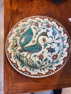 Een uitzonderlijke polychrome Iznik schotel met een pauw, Turkije, laatste kwart 16e eeuw — foto 1