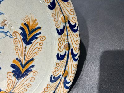 Een uitzonderlijke polychrome majolica schotel met een vliegende putto boven een hek, wellicht Haarlem, 1e helft 17e eeuw — foto 8