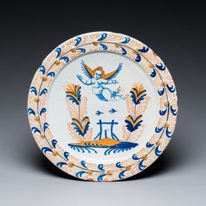 Een uitzonderlijke polychrome majolica schotel met een vliegende putto boven een hek, wellicht Haarlem, 1e helft 17e eeuw — foto 1