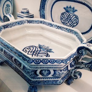 Een uitzonderlijke zeldzaam mangaan Delfts 48-delig servies, 18e eeuw — foto 8