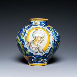 Een 'vaso a palla' in Italiaanse majolica met een man met een tulband, atelier Maestro Domenico, Venetië, midden 16e eeuw — foto 1