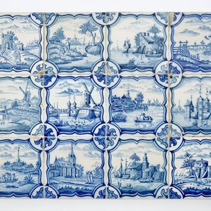 Een veld van 12 blauwwitte Delftse tegels met fijne landschappen, 18e eeuw — foto 1