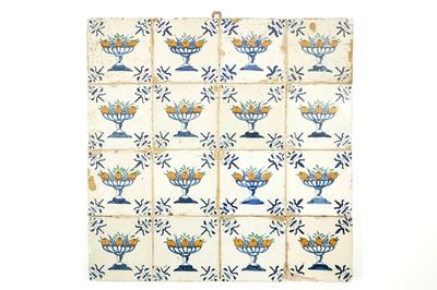Een veld van 16 polychrome Delftse tegels met tazza's met fruit, 17e eeuw