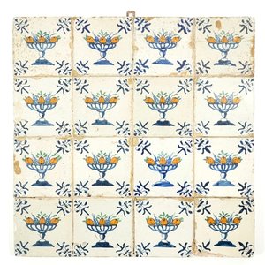 Een veld van 16 polychrome Delftse tegels met tazza's met fruit, 17e eeuw — foto 1