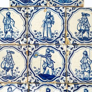 Een veld van 22 blauwwitte Delftse tegels met soldaten naar Jacob de Gheyn, 17e eeuw — foto 2