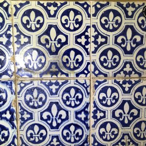Een veld van 24 blauwwitte Delftse tegels met Franse lelies, 17e eeuw — foto 7