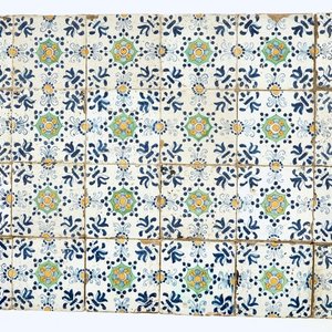 Een veld van 24 polychrome Delftse tegels met ornament decor, 17e eeuw — foto 1