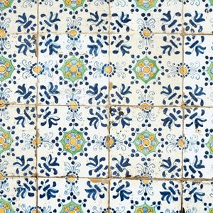 Een veld van 24 polychrome Delftse tegels met ornament decor, 17e eeuw — foto 2