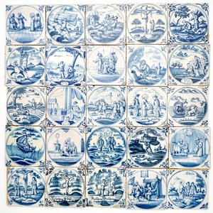 Een veld van 25 blauwwitte Delftse tegels met bijbels decor in medaillon, 18e eeuw — foto 1