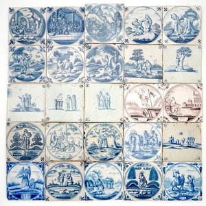 Een veld van 25 blauwwitte en mangane Delftse tegels met bijbels decor, 17/19e eeuw — foto 1