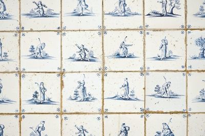 Een veld van 48 blauwwitte Delftse tegels met herders, 17e eeuw