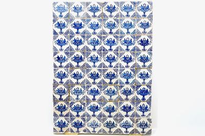 Een veld van 48 blauwwitte Delftse tegels met tazza met fruit, 17e eeuw