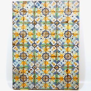 Een veld van 48 polychrome Delftse tegels met tulpen, granaatappels en druiventrossen, 17e eeuw — foto 1