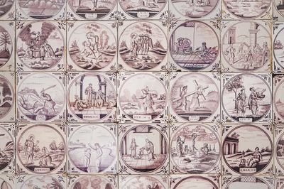 Een veld van 49 mangane Delftse tegels met bijbels decor in medaillon, 18/19e eeuw