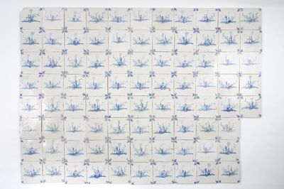 Een veld van 85 blauw-witte landschapstegels in Delftse stijl, Brugge, atelier Pulinx, 18e eeuw
