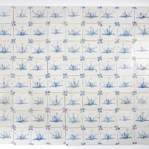 Een veld van 85 blauw-witte landschapstegels in Delftse stijl, Brugge, atelier Pulinx, 18e eeuw — foto 1