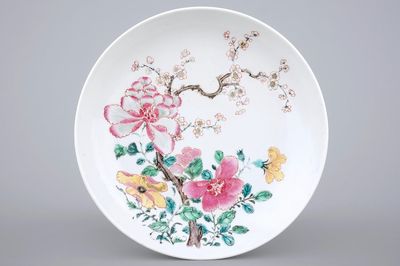 Een verfijnd famille rose bord met floraal decor, Yongzheng, 1722-1735