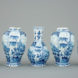 Een verfijnd vijfdelig Delfts blauw-wit kaststel, 18e eeuw — foto 3