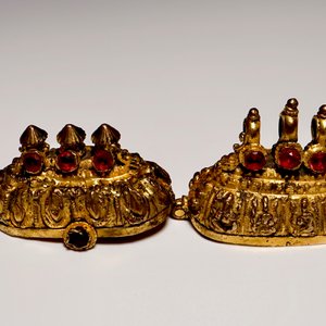 Een verguld bronzen amuletdoosje met gekleurd glas ingelegd, India, 18e eeuw — foto 4