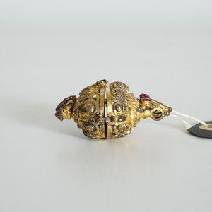 Een verguld bronzen amuletdoosje met gekleurd glas ingelegd, India, 18e eeuw — foto 5